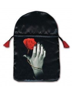 Bolsa mano y rosa.