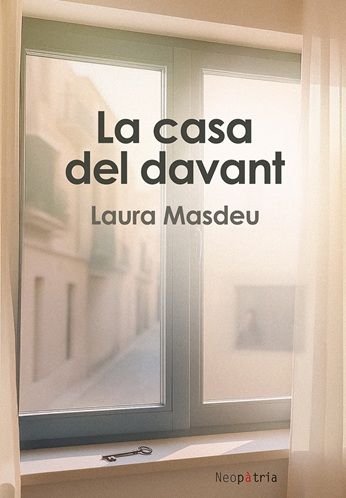 La casa del davant.